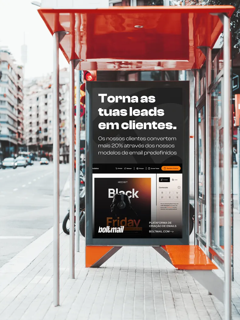 A Boltmail poster in a bus shelter: Torna as tuas leads em clientes, above the email builder